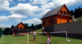 Sportove-ihrisko-badminton-chaty-nizna-uhliska-35
